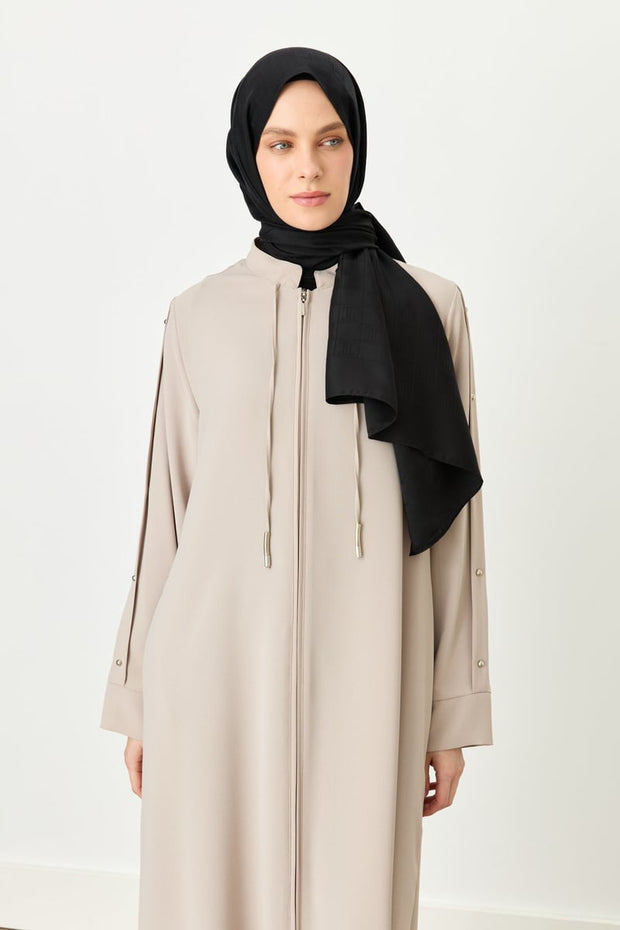 Abaya Nihan Col Juge & Manches Détaillées - Élégance Structurée Femme Voilée | Anika